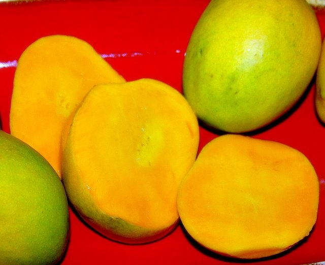 Cutting_A_Mango.jpg