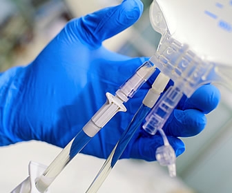 What are the signs and symptoms of Trali?