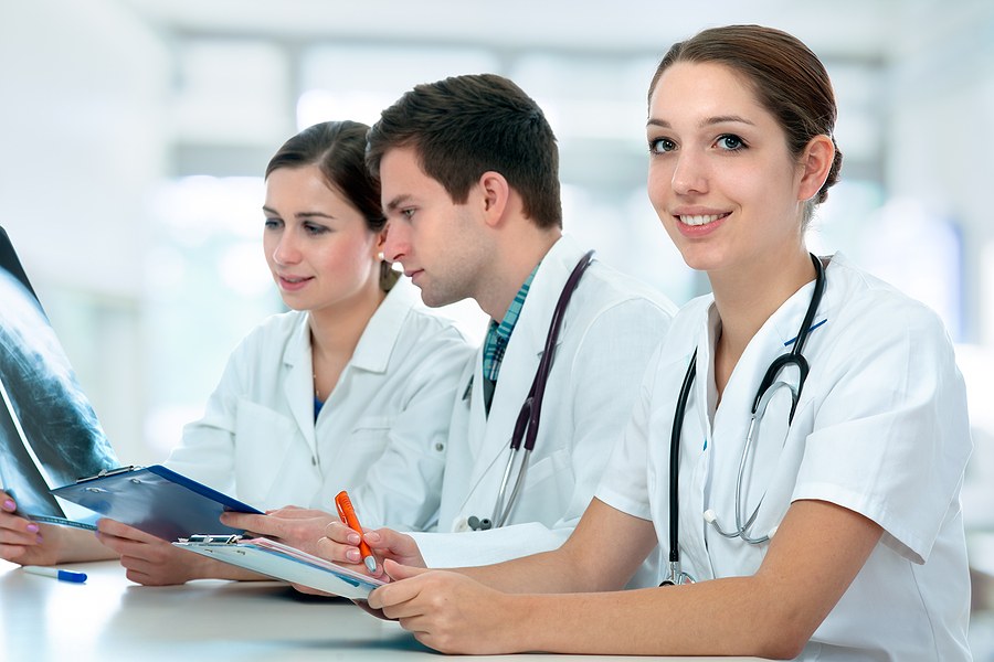Group of nursing students sitting at a table reviewing notes for a Nurse Educator program in Tennessee.