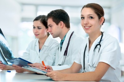 Group of nursing students sitting at a table reviewing notes for a Nurse Educator program in Tennessee.